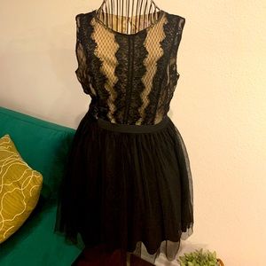 Sleeveless lacy dress tan/black